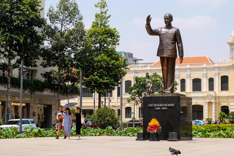Công viên trước UBND TP.HCM có diện mạo mới- Ảnh 11. Tượng đài Chủ tịch Hồ Chí Minh phía trước UBND TP được đúc bằng hợp kim đồng, cao 7,2m, hướng về phía sông Sài Gòn