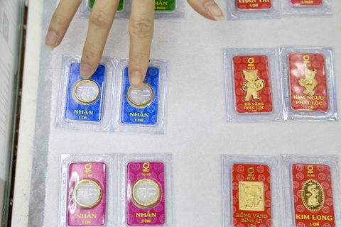 Giá vàng nhẫn 9999 vượt 71,1 triệu đồng/lượng, mỗi nơi một giá- Ảnh 1. Hiện mỗi thương hiệu vàng niêm yết giá vàng nhẫn 9999 một giá khác nhau - Ảnh: PHƯƠNG QUYÊN