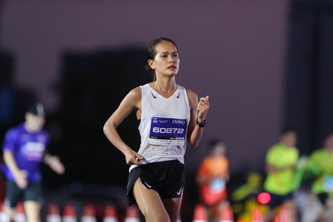 Nguyên Thanh, Ngọc Hoa vô địch giải chạy Run To Live 2024- Ảnh 3. Phạm Thị Hồng Lệ trên đường chạy Run To Live 2024 - Ảnh: T.V.C.