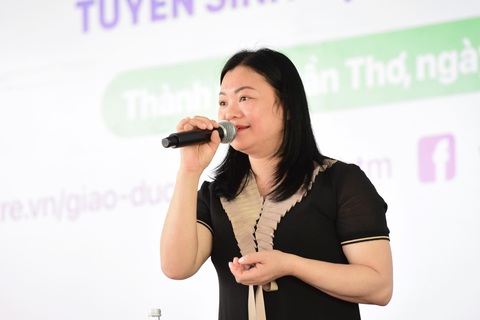 Học luật kinh tế, du lịch, ra trường sẽ không có việc làm?- Ảnh 2. ThS Hoàng Thúy Nga - đại diện Bộ Giáo dục và Đào tạo - tư vấn cho học sinh tại Cần Thơ sáng nay 10-3 - Ảnh: DUYÊN PHAN