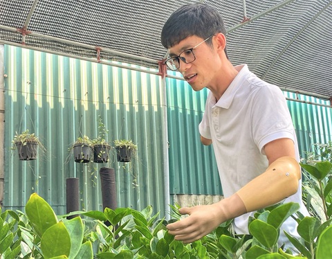 Gieo mầm xanh ở khu vườn Hạnh phúc- Ảnh 1. Với bàn tay giả sinh học, Tô Hữu Sỹ thoăn thoắt và linh hoạt thao tác trên khu vườn của mình cùng nhiều hoạt động khác - Ảnh: HÀ THANH