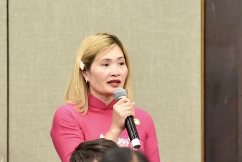 Thủ tướng Phạm Minh Chính trả lời câu hỏi 'rất khó' của kiều bào- Ảnh 3. Kiều bào Nguyễn Thị Minh đặt câu hỏi cho Thủ tướng tại cuộc gặp kiều bào tối 10-3 - Ảnh: NHẬT BẮC