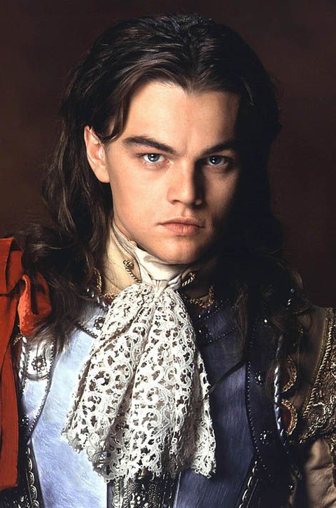 Khó tin những nghệ sĩ vừa đoạt Oscar mà vẫn dính Mâm xôi vàng- Ảnh 3. Nhan sắc tài tử Leonardo DiCaprio trong vai vua Louis XIV - Ảnh: IMDb