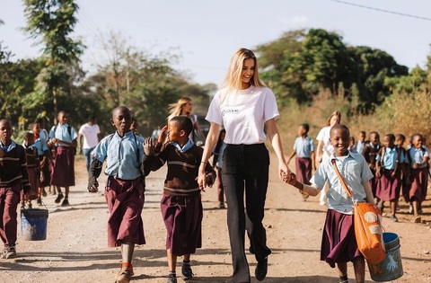 Miss World 2024 thông thạo nhiều ngôn ngữ, học vấn ấn tượng- Ảnh 5. Nàng hậu vận hành quỹ từ thiện riêng tại quê nhà - Ảnh: NVCC