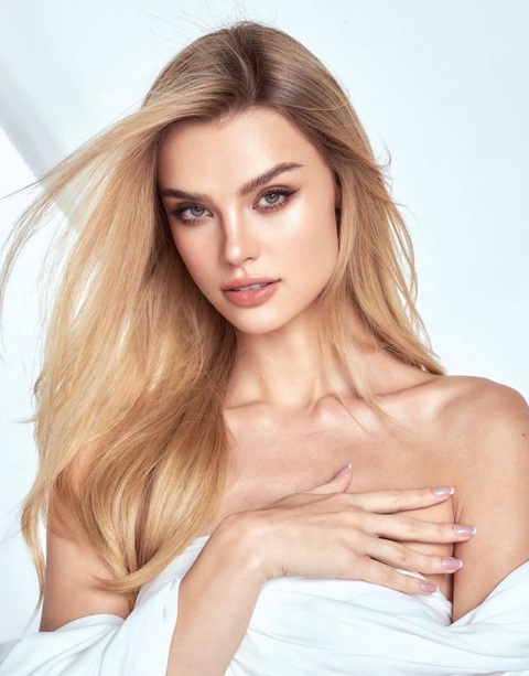 Miss World 2024 thông thạo nhiều ngôn ngữ, học vấn ấn tượng- Ảnh 6. Miss World 2023 cao 1,81m, có thân hình chuẩn người mẫu