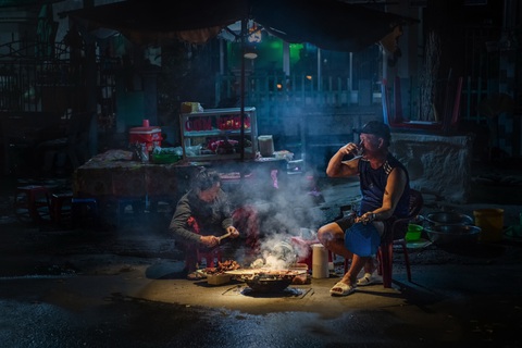 Nhộn nhịp cảng cá lúc bình minh- Ảnh 8. Khi mặt trời chưa ló dạng những hàng điểm tâm sáng đã bốc khói chuẩn bị phục vụ các ngư phủ sau chuyến đi biển