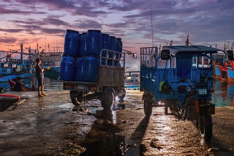 Nhộn nhịp cảng cá lúc bình minh- Ảnh 7. Phương tiện vận chuyển đang chờ ghe vào để kịp phiên chợ sớm