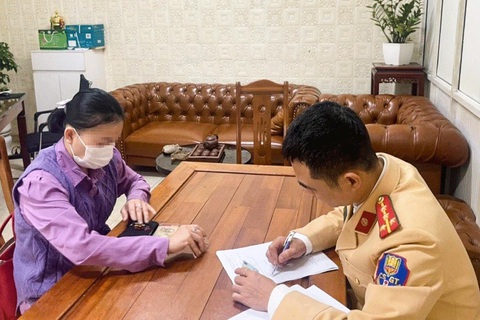 Nữ tài xế có nồng độ cồn gây tai nạn ở Hà Nội: Đề nghị phạt 35 triệu, tước bằng lái 23 tháng- Ảnh 1. Nữ tài xế có nồng độ cồn gây tai nạn ở Hà Nội: Đề nghị phạt 35 triệu, tước bằng lái 23 tháng- Ảnh 1.