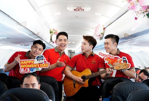 Nam tiếp viên Vietjet hòa giọng hát tặng khách nữ trên chuyến bay ngày 8-3- Ảnh 1. Nam tiếp viên Vietjet hòa giọng hát tặng khách nữ trên chuyến bay ngày 8-3- Ảnh 1.