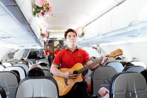 Nam tiếp viên Vietjet hòa giọng hát tặng khách nữ trên chuyến bay ngày 8-3- Ảnh 2. Nam tiếp viên Vietjet hòa giọng hát tặng khách nữ trên chuyến bay ngày 8-3- Ảnh 2.