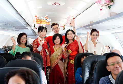 Nam tiếp viên Vietjet hòa giọng hát tặng khách nữ trên chuyến bay ngày 8-3- Ảnh 5. Thử thách dành cho phái đẹp với các trang phục truyền thống của các quốc gia trên thế giới