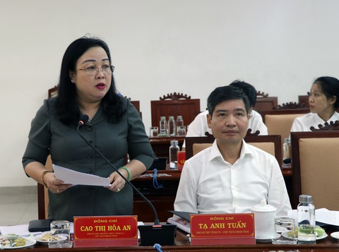 Bà Cao Thị Hòa An - phó bí thư thường trực Tỉnh ủy Phú Yên - báo cáo tại hội nghị - Ảnh: VĂN VINH Bà Cao Thị Hòa An - phó bí thư thường trực Tỉnh ủy Phú Yên - báo cáo tại hội nghị - Ảnh: VĂN VINH