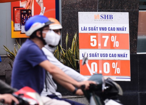 Ngân hàng cần công khai lãi suất cho vay kèm phí, theo một chuẩn chung- Ảnh 1. Lãi suất ngân hàng ở TP.HCM sáng 6-3 - Ảnh: QUANG ĐỊNH