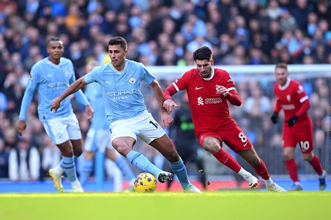 Huyền thoại Liverpool chỉ ra cách khắc chế Man City- Ảnh 1. Rodri (thứ hai từ trái sang) đóng vai trò quan trọng trong lối chơi của Man City - Ảnh: GETTY