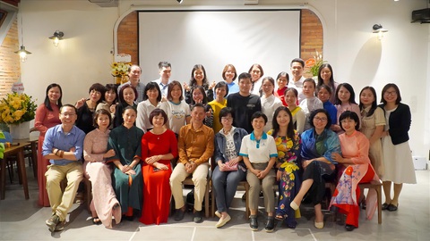 Những người 'leo dốc' cùng trẻ tự kỷ- Ảnh 1. Thành viên CLB Live Village Coaching cùng các cha mẹ có con tự kỷ, tình nguyện viên dự án - Ảnh: LƯƠNG ĐÌNH KHOA