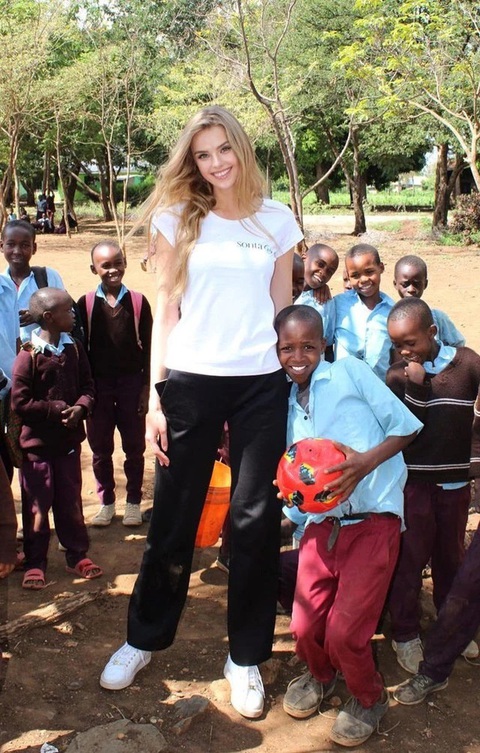 Nhan sắc thiên thần của tân Hoa hậu Thế giới - Miss World 2024- Ảnh 8. Trong phần trình bày dự án cộng đồng với Shark Tank Ấn Độ, Krystyna Pyszková cũng được đánh giá cao khi nói về đề án hỗ trợ trẻ em kém may mắn của Quỹ Krystyna Pyszko do chính mỹ nhân thành lập và theo đuổi nhiều năm.