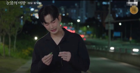 Tập 1 'Queen of Tears' bùng nổ nhờ màn tấu hài của Kim Soo Hyun- Ảnh 6. Đến cả chiếc lá cũng phản đối Hyun Woo ly hôn vợ ái nữ