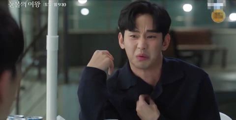 Tập 1 'Queen of Tears' bùng nổ nhờ màn tấu hài của Kim Soo Hyun- Ảnh 3. Diễn nét đau khổ nhưng Kim Soo Hyun khiến mọt phim cười "sái quai hàm"