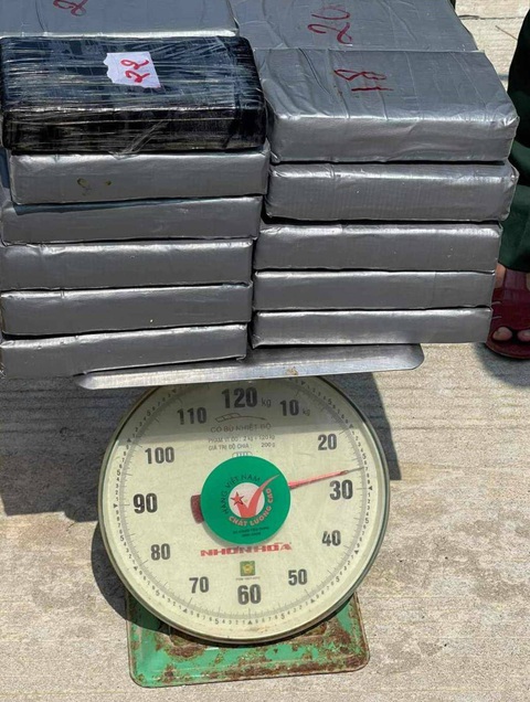 Ma túy lại dạt vào bờ biển Quảng Ngãi, lần này vào đảo Lý Sơn 28kg- Ảnh 1. Số ma túy được phát hiện dạt vào đảo Lý Sơn nặng gần 28kg - Ảnh: Công an Lý Sơn