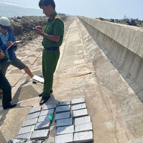 Ma túy lại dạt vào bờ biển Quảng Ngãi, lần này vào đảo Lý Sơn 28kg- Ảnh 2. Khu vực phát hiện số lượng ma túy trên ở phía đông bắc đảo Lý Sơn - Ảnh: Công an Lý Sơn