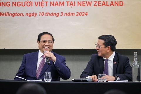 Thủ tướng Phạm Minh Chính trả lời câu hỏi 'rất khó' của kiều bào- Ảnh 1. Thủ tướng Phạm Minh Chính nhiều lần khuyến khích kiều bào mạnh dạn đặt câu hỏi trong cuộc gặp tối 10-3 - Ảnh: NHẬT BẮC