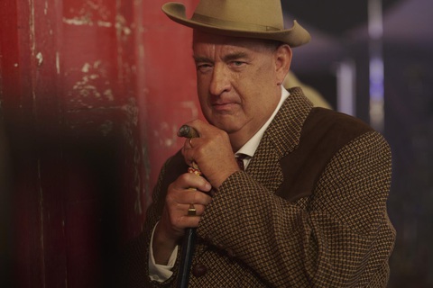 Khó tin những nghệ sĩ vừa đoạt Oscar mà vẫn dính Mâm xôi vàng- Ảnh 2. Màn biến hóa của Tom Hanks trong Elvis bị mỉa mai vì giọng nói thiếu tự nhiên, diễn xuất cùng đạo cụ có phần lố bịch - Ảnh: IMDb