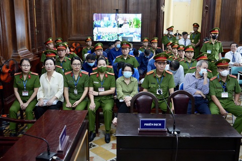 Vụ Vạn Thịnh Phát: Hôm nay bà Trương Mỹ Lan và ông Nguyễn Cao Trí trả lời thẩm vấn- Ảnh 1. Bà Trương Mỹ Lan và các bị cáo khác tại tòa - Ảnh: HỮU HẠNH