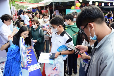Sáng nay 10-3 tư vấn tuyển sinh hướng nghiệp tại Cần Thơ, Hải Phòng- Ảnh 8. Tham gia vòng quay may mắn để nhận những giải thưởng - Ảnh: DUYÊN PHAN