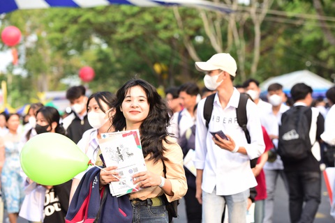 Sáng nay 10-3 tư vấn tuyển sinh hướng nghiệp tại Cần Thơ, Hải Phòng- Ảnh 5. Học sinh tham gia ngày hội tư vấn tuyển sinh hướng nghiệp ở Cần Thơ sáng 10-3 - Ảnh: DUYÊN PHAN