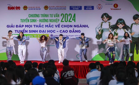 Một tiết mục văn nghệ của Trường Đại học Tài nguyên và Môi trường Hà Nội tại chương trình nhận được sự hưởng ứng của nhiều bạn học sinh - Ảnh: NGUYỄN KHÁNH Một tiết mục văn nghệ của Trường Đại học Tài nguyên và Môi trường Hà Nội tại chương trình nhận được sự hưởng ứng của nhiều bạn học sinh - Ảnh: NGUYỄN KHÁNH