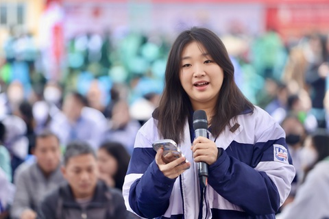 Một bạn học sinh đặt câu hỏi về lĩnh vực ngôn ngữ tới Ban tư vấn - Ảnh: NGUYỄN KHÁNH Một bạn học sinh đặt câu hỏi về lĩnh vực ngôn ngữ tới ban tư vấn - Ảnh: NGUYỄN KHÁNH