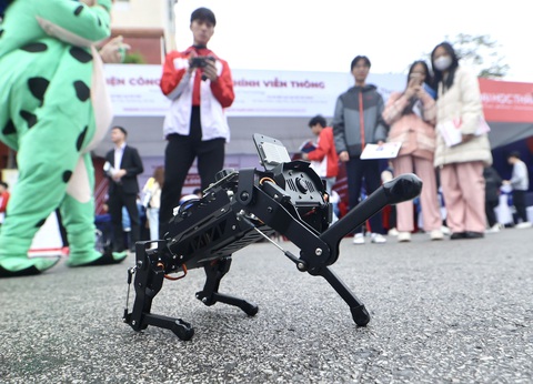 Những lưu ý khi đăng ký nguyện vọng xét tuyển, năm nào cũng nhắc và năm nào cũng có thí sinh sai- Ảnh 9. Một con robot do các sinh viên Học viện Công nghệ bưu chính viễn thông chế tạo được trưng bày trong chương trình tư vấn tuyển sinh - hướng nghiệp năm 2024 - Ảnh: NGUYỄN KHÁNH
