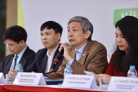 Những lưu ý khi đăng ký nguyện vọng xét tuyển, năm nào cũng nhắc và năm nào cũng có thí sinh sai- Ảnh 4. Thầy cô ban tư vấn đang giải đáp băn khoăn của học sinh, phụ huynh - Ảnh: NGUYỄN KHÁNH