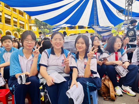 Ngày hội tự tin bước vào lớp 10: Tư vấn hàng loạt câu hỏi Học sinh cảm thấy vui vẻ và hữu ích khi nghe tư vấn và tham gia ngày hội Tự tin bước vào lớp 10 - Ảnh: MỸ DUNG