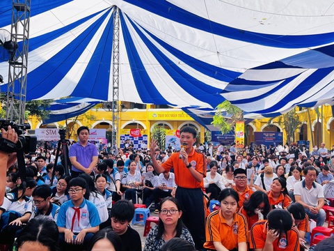 Ngày hội tự tin bước vào lớp 10: Tư vấn hàng loạt câu hỏi Học sinh đặt câu hỏi cho ban tư vấn trong ngày hội Tự tin bước vào lớp 10 - Ảnh: MỸ DUNG