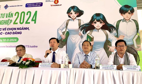 Học luật kinh tế, du lịch, ra trường sẽ không có việc làm?- Ảnh 1. Chuyên gia đến từ các trường đại học đang tư vấn cho học sinh ở Ngày hội tư vấn tuyển sinh - hướng nghiệp 2024 tại Cần Thơ sáng nay 10-3 - Ảnh: TRẦN HUỲNH