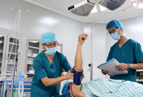 Rõ tên 4 tỉnh miền Tây đến TP.HCM trị ung thư nhiều nhất- Ảnh 1. Đội ngũ y, bác sĩ Bệnh viện Ung bướu TP.HCM điều trị cho bệnh nhân - Ảnh: DUYÊN PHAN