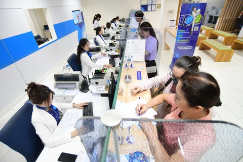 Ngân hàng cần công khai lãi suất cho vay kèm phí, theo một chuẩn chung- Ảnh 2. Khách giao dịch tại Ngân hàng ACB, quận 1, TP.HCM - Ảnh: QUANG ĐỊNH