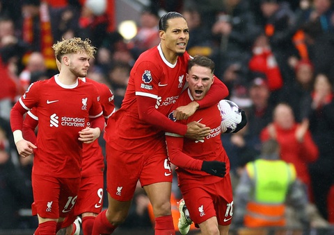 Liverpool hòa Man City, cuộc đua vô địch thêm gay cấn- Ảnh 3. Niềm vui của các cầu thủ Liverool sau khi tìm được bàn gỡ vào lưới Man City - Ảnh: REUTERS