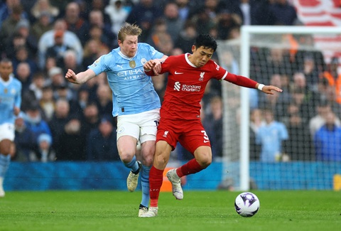 Liverpool hòa Man City, cuộc đua vô địch thêm gay cấn- Ảnh 4. Kevin De Bruyne không hề có trận đấu dễ chịu khi bị Endo theo kèm - Ảnh: REUTERS
