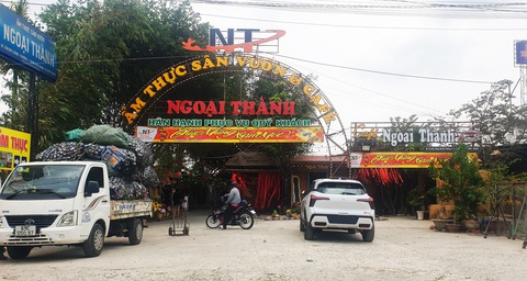 Cà Mau phát hiện tiếp 4 nhà hàng ẩm thực xây trái phép- Ảnh 1. Ngoại Thành Quán dù bị xử phạt hành chính 4 lần nhưng đến nay vẫn tồn tại nhiều chòi trên đất nuôi trồng thủy sản - Ảnh: THANH HUYỀN