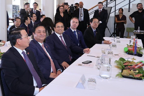Thúc đẩy đưa nông sản Việt vào New Zealand- Ảnh 1. Thủ tướng Phạm Minh Chính cùng Bộ trưởng Bộ Biến đổi khí hậu New Zealand Simon Watts (ngồi cạnh) thăm Trung tâm Nghiên cứu cây trồng và thực phẩm New Zealand vào ngày 10-3 - Ảnh: NHẬT BẮC