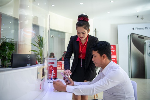 Nhân viên Metfone hướng dẫn khách hàng sử dụng dịch vụ Nhân viên Metfone hướng dẫn khách hàng sử dụng dịch vụ