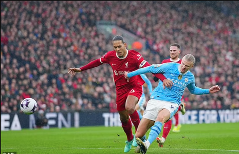 Jamie Carragher: Virgil van Dijk giỏi hơn Erling Haaland- Ảnh 1. Virgil van Dijk (trái) luôn biết cách làm khó Erling Haaland - Ảnh: AP