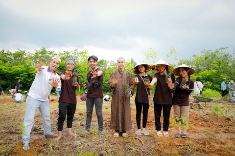 Thành phố dễ thương - Kỳ cuối: Hãy nhặt rác và gieo mầm xanh cho ngày mai- Ảnh 2. Nhóm Vicaris do Tuệ Đạt đi trồng cây, gieo hạt mầm xanh bền vững - Ảnh: T.KHÔI
