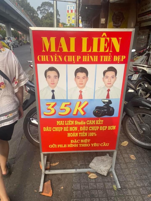 Ảnh vui 11-3: Đi chụp hình thẻ 1 lần, mặt phơi ngoài đường 1 đời- Ảnh 1. Ba ông rủ nhau đi chụp hình thẻ một lượt à?!