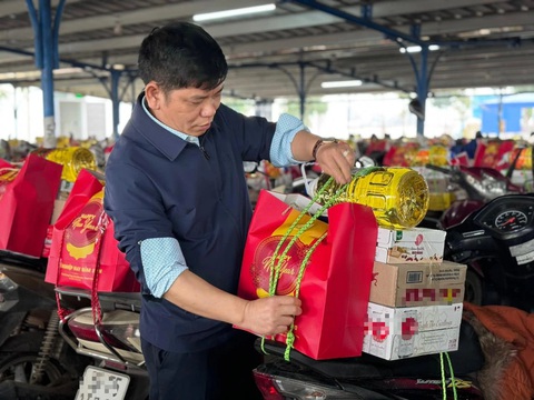 Lãnh đạo xí nghiệp may cũng đích thân buộc quà Tết cho công nhân Thanh Hoá - Ảnh: HƯƠNG ĐẶNG Có rất nhiều điều tốt đẹp quanh ta - Ảnh minh họa: HƯƠNG ĐẶNG