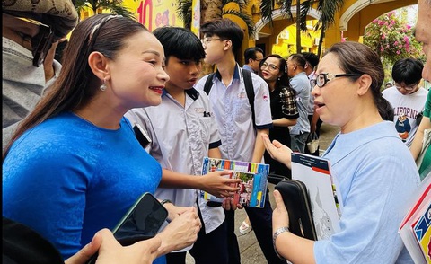 Chọn trường ra sao để tăng cơ hội vào lớp 10 công lập?- Ảnh 1. Cô Nguyễn Xuân Mai (trái) đang tư vấn học sinh chuẩn bị thi lớp 10 năm nay trong Ngày hội tự tin bước vào lớp 10 do báo Tuổi Trẻ tổ chức - Ảnh: MỸ DUNG