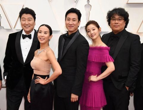 Lee sun kyun (giữa) lúc sinh thời trên thảm đỏ Oscar 2020 - Ảnh: GETTY IMAGES Lee Sun Kyun (giữa) trên thảm đỏ Oscar 2020 - Ảnh: GETTY IMAGES