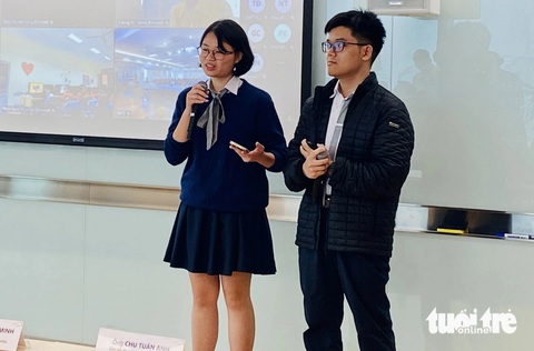 Khởi động sân chơi trí tuệ nhân tạo cho học sinh Việt Nam- Ảnh 1. Đại diện đội thi Goats, Trường THPT chuyên Hà Nội Amsterdam là 1 trong 10 đội chiến thắng tại Imagine Cup Junior năm 2023, chia sẻ về giải pháp hệ thống chiếu sáng thông minh dựa trên công nghệ trí tuệ nhân tạo AI - Ảnh: HÀ THANH